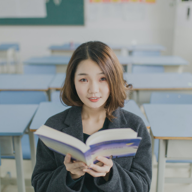 asian girl reading a book 640